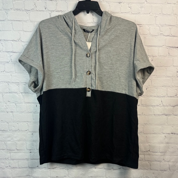 BloomChic Gray and Black Short Sleeve Hooded Waffle Top Plus Size 2X - Picture 2 of 7